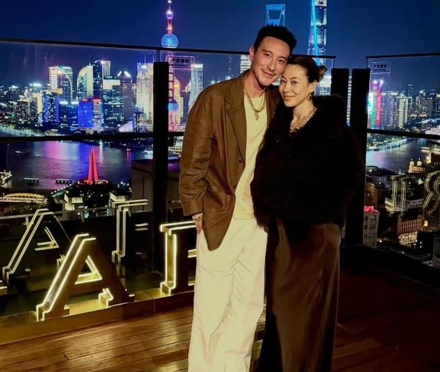 蔡詩芸與王陽明結婚滿10年，夫妻倆平時常透過社群分享生活互動，日前一段在家拍攝的影片意外掀起討論，原本是教學內容，卻因王陽明在後方「調皮亂入」變成爆笑畫面。（圖／翻攝自王陽明IG）