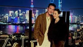 蔡詩芸與王陽明結婚滿10年，夫妻倆平時常透過社群分享生活互動，日前一段在家拍攝的影片意外掀起討論，原本是教學內容，卻因王陽明在後方「調皮亂入」變成爆笑畫面。（圖／翻攝自王陽明IG）