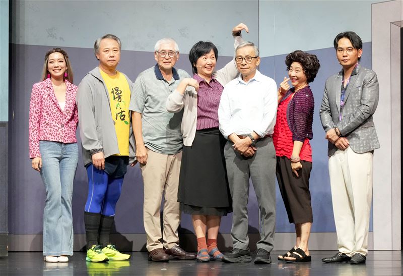 左起林雨宣、陳希聖、柯一正、王琄、吳念真、楊麗音、楊大正出席綠光劇團舞台劇《人間條件八》彩排記者會。（圖／綠光劇團提供）