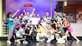 吳念真導演融合重組家庭、長照焦慮與世代溝通等議題，以喜劇手法描繪當代生活。（圖／綠光劇團提供）