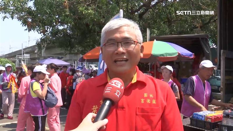 龍德宮常務監事葉文益提醒信眾要補充水分
