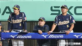 中職37年例行賽，中信兄弟打擊教練後藤駿太（左）、打擊策略教練西田明央。（圖／記者劉彥池攝影）