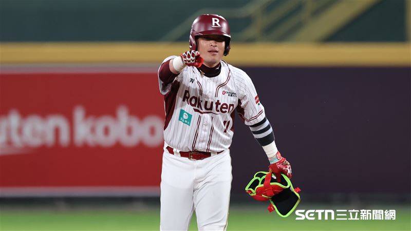 樂天桃猿指定打擊林泓育敲出二壘安打。（圖／記者劉彥池攝影）
