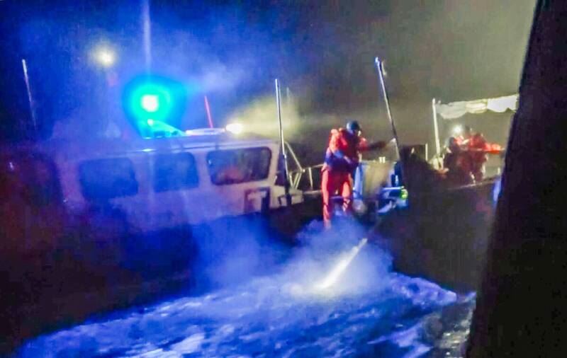 中國「三無船」摸黑闖金門水域，金門海巡登檢取締，捍衛台灣主權。（金門海巡隊提供）