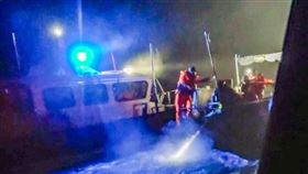 中國「三無船」摸黑闖金門水域，金門海巡登檢取締，要求將漁獲海拋。（金門海巡隊提供）