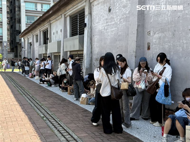 巨蛋開唱前暖場！SEVENTEEN快閃店來高雄了，克拉們漏夜排隊搶購。（圖／翻攝畫面）