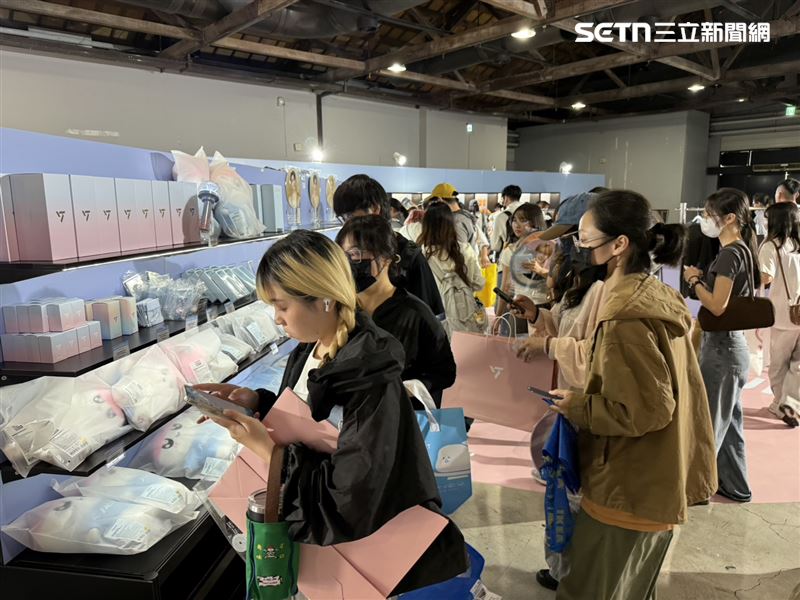 巨蛋開唱前暖場！SEVENTEEN快閃店來高雄了，克拉們漏夜排隊搶購。（圖／翻攝畫面）