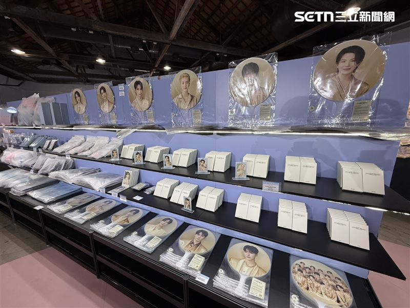 巨蛋開唱前暖場！SEVENTEEN快閃店來高雄了，克拉們漏夜排隊搶購。（圖／翻攝畫面）