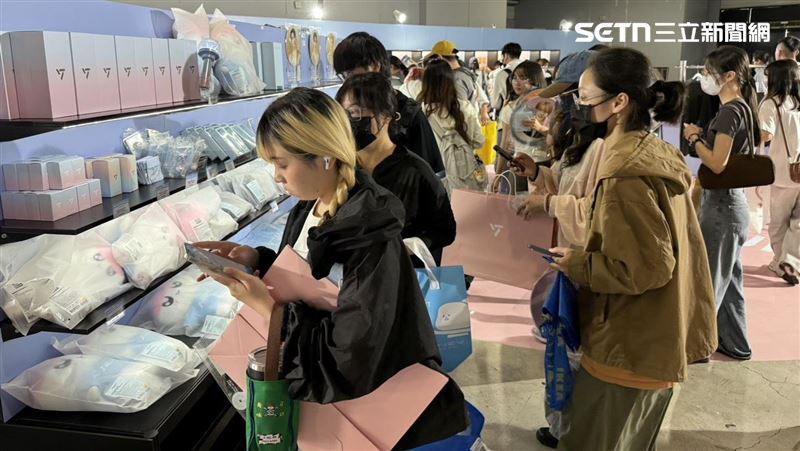 SEVENTEEN快閃店來高雄了　克拉漏夜排隊