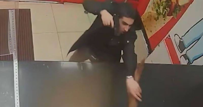 男子因外送醬料糾紛持假槍闖入店內威脅並攻擊店員，最終遭判刑3年。（圖／Met Police）