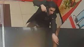 男子因外送醬料糾紛持假槍闖入店內威脅並攻擊店員，最終遭判刑3年。（圖／Met Police）