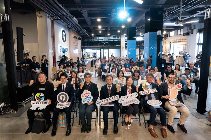 國家發展委員會與高雄市政府今（10）日於駁二Pinway 8號倉庫 舉辦「遊牧臺灣&mdash;高雄據點」啟航儀式，現場匯聚眾多國際社群夥伴參與，共同見證高雄邁向國際數位遊牧友善城市