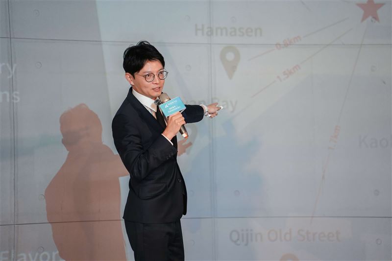 青年局長林楷軒介紹高雄具備「山海河港」的獨特城市魅力與完善的創業配套資源，強調高雄已準備好接軌國際，成為擁抱國際人才的數位遊牧友善城市