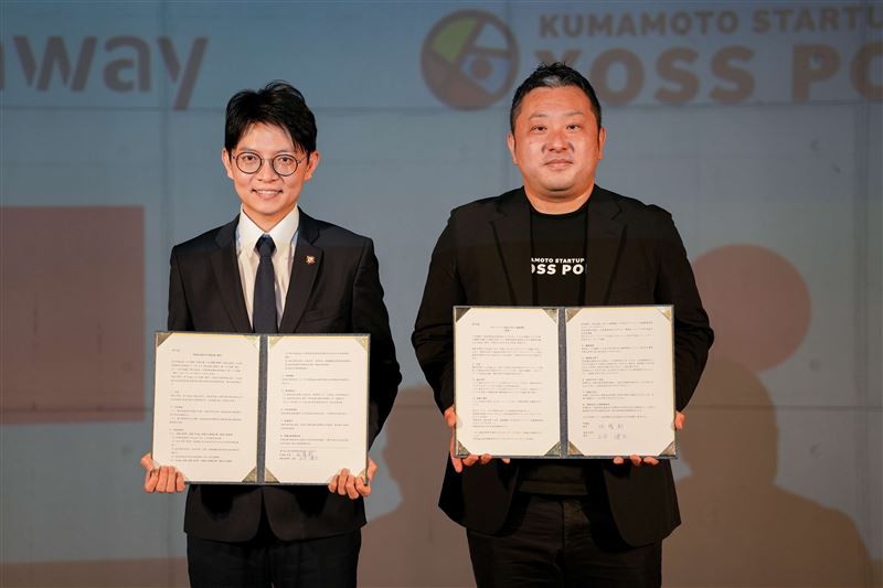 高雄市政府青年局長林楷軒（右）與日本熊本市 XOSS POINT. 培育經理上平健太（左）簽署國際合作備忘錄，宣示攜手建立跨國數位遊牧友善工作平台網絡
