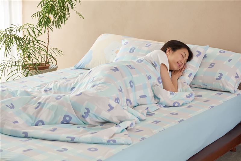 最具代表性的「SO-SU-U十數和隨興格子」與「微笑」花色，結合特調的「冰淇淋」配色，實現從視覺到觸覺的同步降溫。（圖／品牌業者提供）