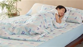 最具代表性的「SO-SU-U十數和隨興格子」與「微笑」花色，結合特調的「冰淇淋」配色，實現從視覺到觸覺的同步降溫。（圖／品牌業者提供）