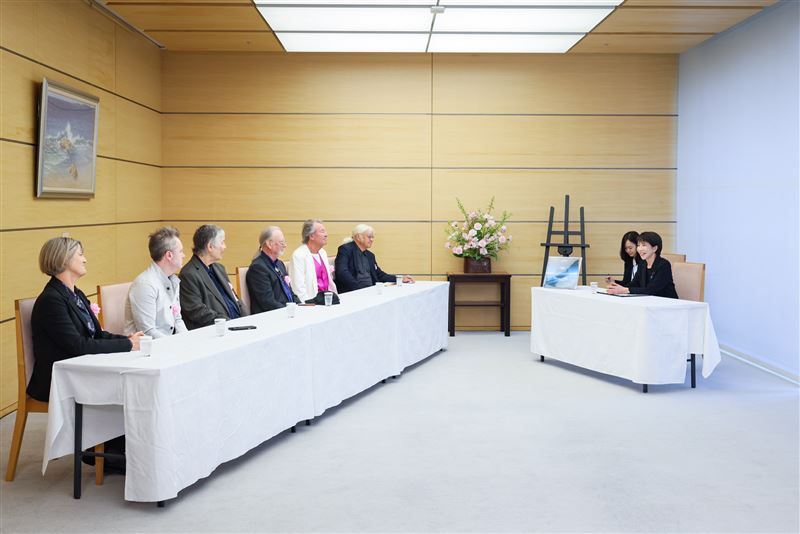 日本首相高市早苗今天接見來日巡演的英國傳奇搖滾樂團「深紫」(Deep Purple)。(圖/翻攝自X平台 @takaichi_sanae)