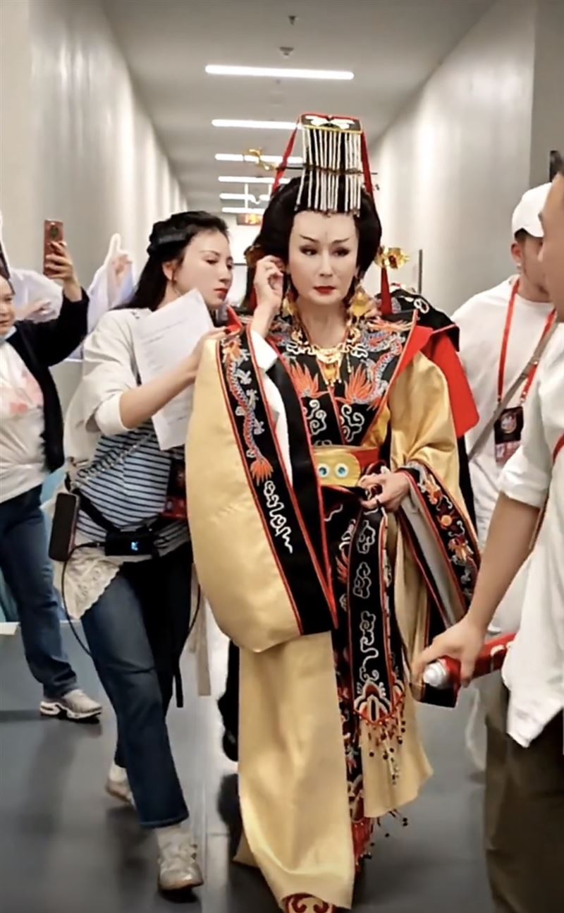 被譽為「不老神話」的潘迎紫，近日受邀出席活動，以一身金紅色女皇造型登場，重現經典《一代女皇》形象。（圖／翻攝自潘迎紫微博）