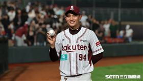 中職37年例行賽，樂天桃猿游擊手馬傑森和首轟球合影。（圖／記者劉彥池攝影）