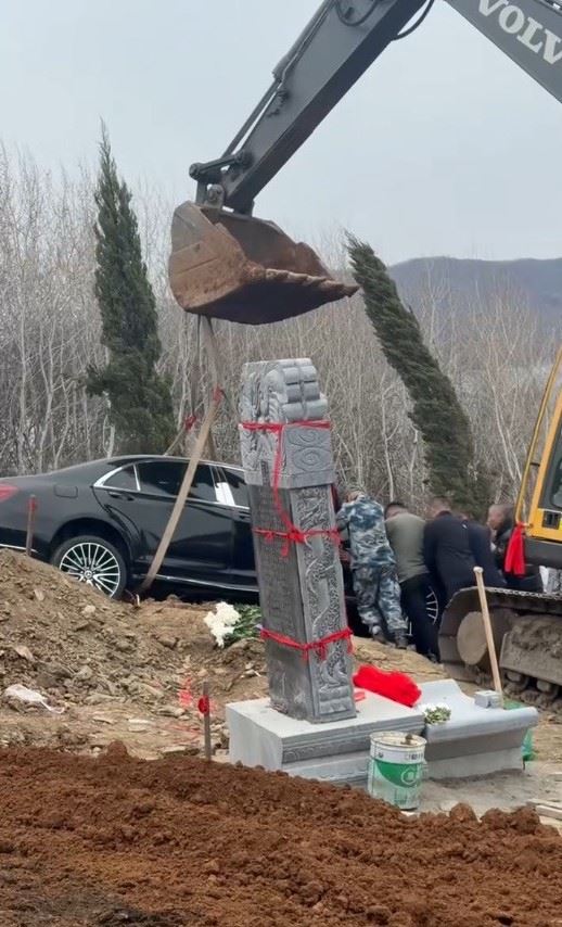 炫富葬禮？遼寧「賓士S450L陪葬」官方介入，車已挖出，事主道歉。（圖／翻攝自中國新聞周刊）