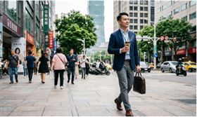 外媒點名10大「隱形開銷黑洞」，從每日咖啡到串流影音，教你揪出掏空退休金的微奢侈陷阱。（示意圖／由AI生成）