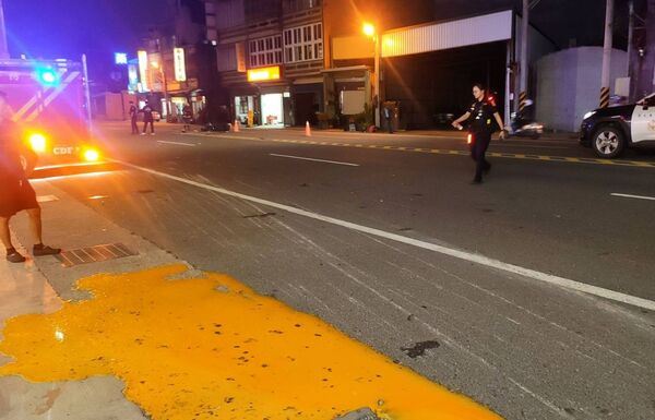 彰化一輛載運雞蛋的小貨車翻覆，馬路被大量蛋液覆蓋。（圖／民眾提供）