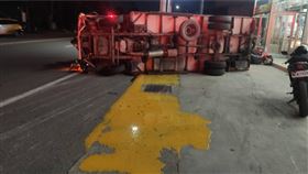 彰化一輛載運雞蛋的小貨車翻覆，蛋全碎光，路上成金黃色小徑。（圖／民眾提供）