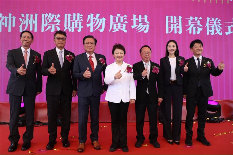 盧秀燕在臉書賀漢神百貨開幕，稱市府已提前和業者把交通、停車規劃好，有捷運松竹站、文心崇德站出發的免費接駁車，卻遭網友嗆爆：有聽見小孩的哭聲嗎？（圖／翻攝自盧秀燕臉書）