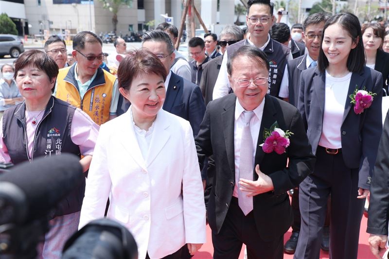 盧秀燕率民代、幕僚出席漢神洲際購物廣場開幕式。（圖／翻攝自盧秀燕臉書）