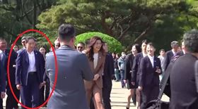 中國網友指認她是有「中國第1女保鑣」之稱的嚴月霞，其超高安保規格與背景迅速成為焦點。（圖／翻攝畫面）