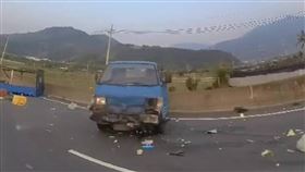 台東知本通往太麻里的荒野陸橋，一台自小客車擦撞前方的小貨車。（圖／翻攝畫面）