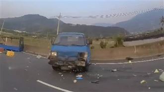 台東汽車擦撞貨車！車斗噴飛擋風玻璃全爛