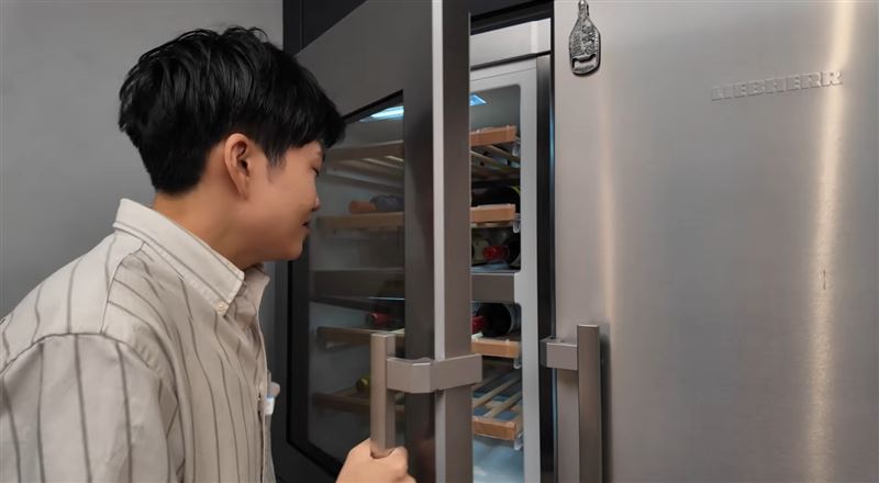 Joeman家中冰箱有酒櫃設計。（圖／翻攝自YouTube）
