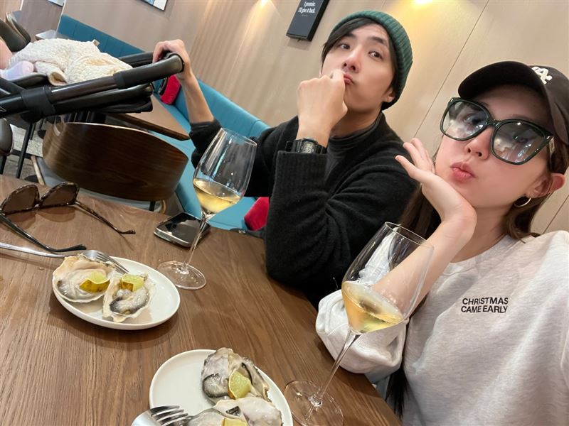 洪詩跟李運慶結婚2年育有2名女兒。（圖／翻攝自臉書）