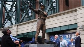 日籍傳奇球星鈴木一朗雕像揭幕儀式竟發生「斷棒」插曲。（圖／美聯社／達志影像）