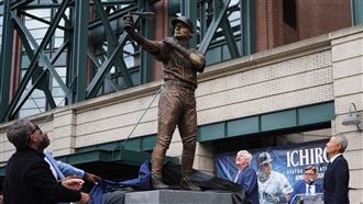 雕像揭幕斷棒出包　一朗神回：李維拉幹的