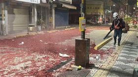 大甲媽回鑾遶境彰化市區  清潔隊清理鞭炮灰台中大甲媽祖鑾轎日前回鑾行經彰化市區，彰化市清潔隊晚間出動50名隊員，清掃街道的鞭炮灰及垃圾，直到隔天清晨6時才完成清理，共清出5260公斤垃圾及回收物。（彰化市清潔隊提供）中央社記者吳哲豪傳真  114年4月14日