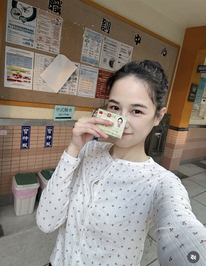 千千取得中餐丙級證照。（圖／翻攝自IG）