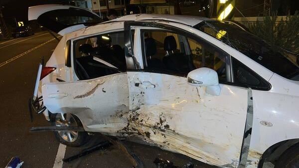 6高中生「偷開媽車」揪夜衝!失控撞爛車