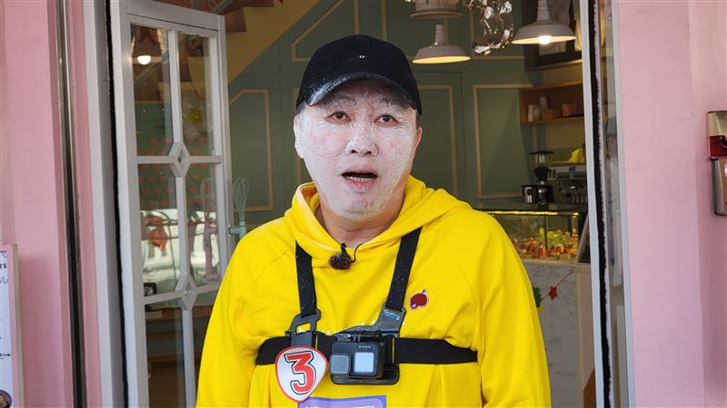 趙正平慘變白臉男。(圖/《綜藝玩很大》提供)