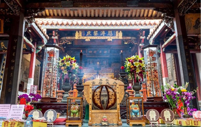 「博虎爺公」擲筊大賽。(圖/翻攝自祀典大天后宮粉絲專頁)