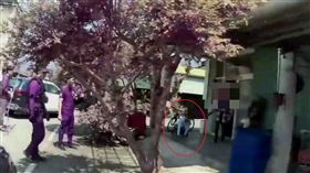 員警到場時，刀械也已被蔡男奪走，陳姓男子跪在地上哀號求饒。（圖／翻攝畫面）