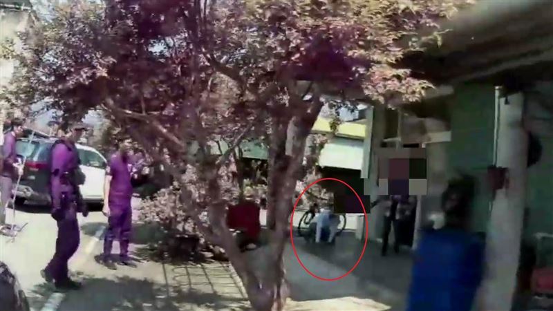 借2千被拒揮刀砍人 遭奪刀負傷跪地求饒