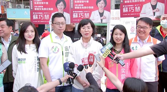 蘇巧慧率議員參選人赴新莊宏泰市場掃街並於會前受訪(圖/翻攝畫面)
