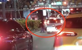 台中警匪追逐畫面曝光！警棍爆砸車窗掏槍命下車　毒鴛鴦亡命狂飆終落網（圖／翻攝自Threads @wegirlsauto）