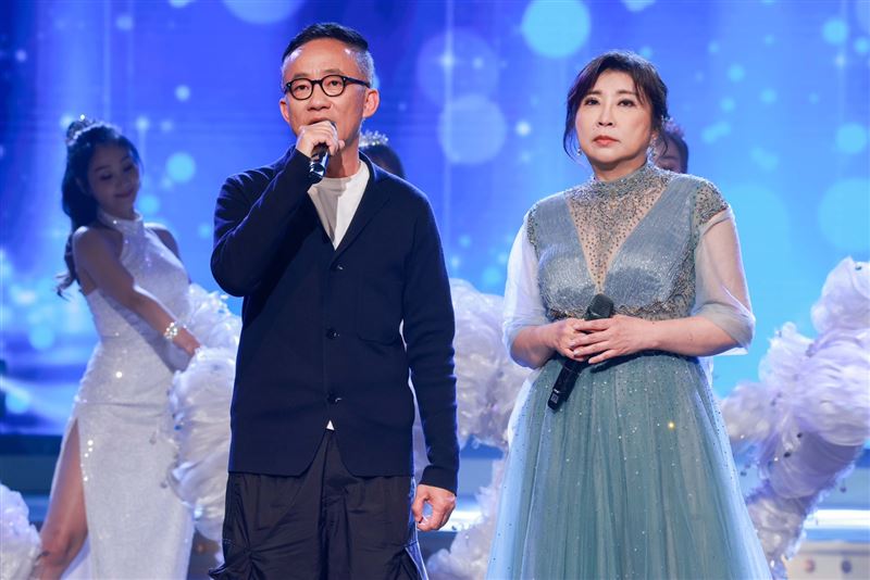 許常德跟陳思安合唱。(圖/民視提供)