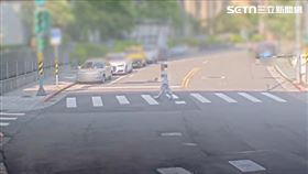 北市簡男在事發前仍正常步行通過馬路。（圖／翻攝畫面）