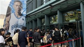 林志傑引退賽，場外大批球迷排隊。（圖／記者倪芝蓉攝影）