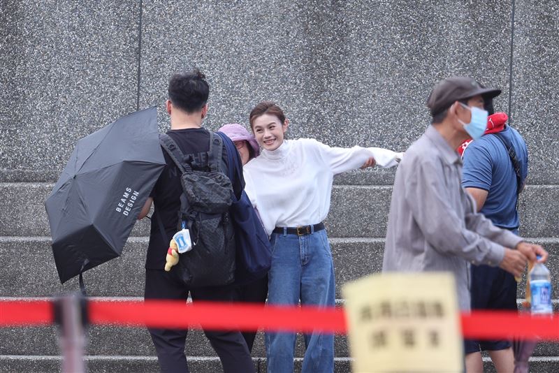 朱海君低調現身演出，經紀人拿著雨傘戒備。（圖／記者鄭孟晃攝影）