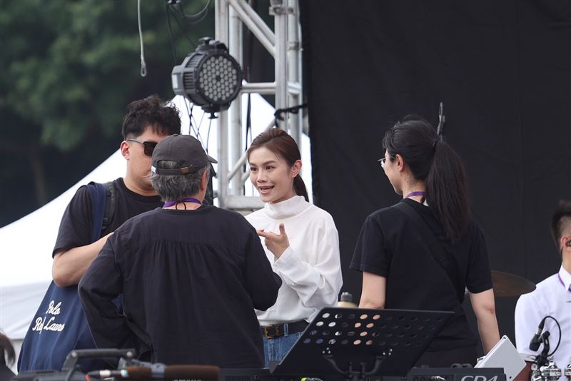 朱海君遭傳離婚NONO後現身演出，經紀人出手阻擋媒體訪問。（圖／記者鄭孟晃攝影）